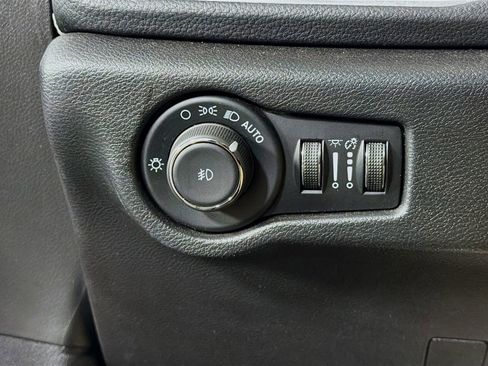 Used 2025 Chrysler Pacifica Limited image 11