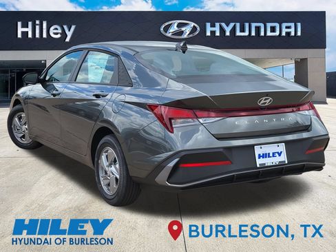 New 2026 Hyundai Elantra SE FWD image 3