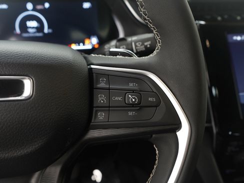 Used 2024 Jeep Grand Cherokee Altitude image 27