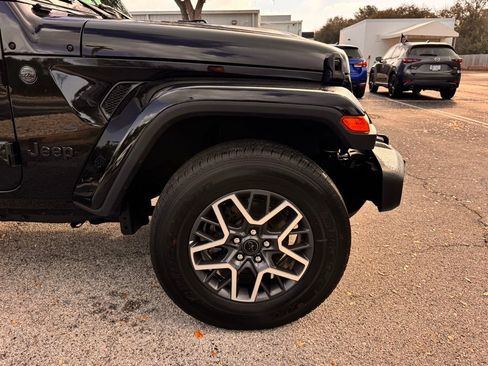 Used 2025 Jeep Wrangler Sahara image 13