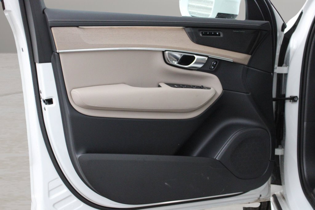 Certified 2025 Volvo XC90 B5 Ultra AWD/4WD image 16