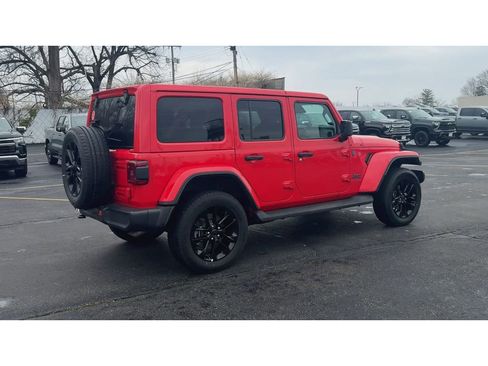 Used 2025 Jeep Wrangler Sahara image 8