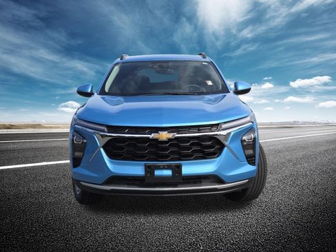 Used 2025 Chevrolet Trax LT FWD image 13