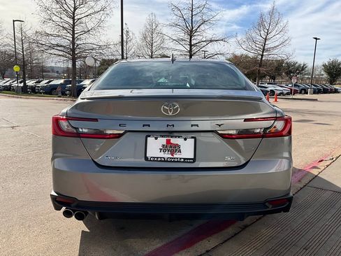 Used 2025 Toyota Camry SE image 7