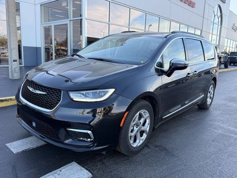 Used 2023 Chrysler Pacifica Limited image 4