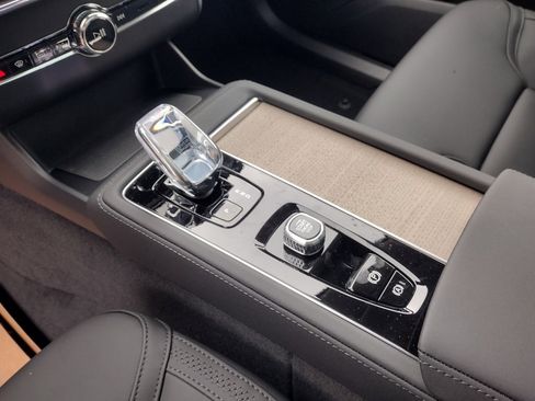 New 2026 Volvo XC90 B6 Plus w/ Protection Package Premier image 18