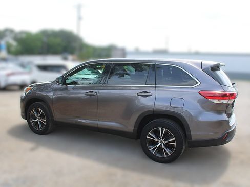 Used 2019 Toyota Highlander LE FWD image 12