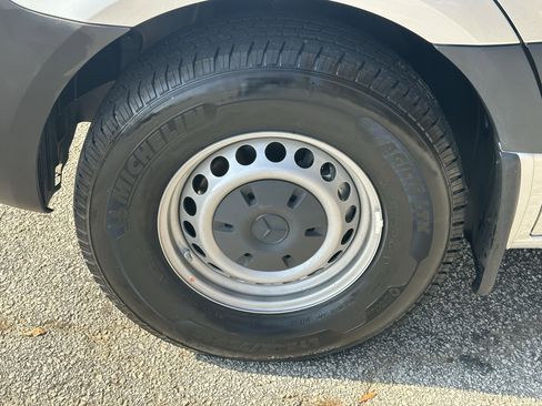 Used 2024 Mercedes-Benz Sprinter 2500 image 14