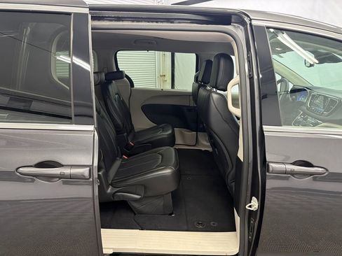 Used 2023 Chrysler Pacifica Touring-L FWD image 17