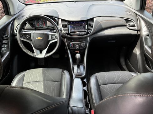 Used 2020 Chevrolet Trax LT w/ LT Convenience Package FWD image 17