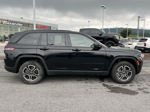 Used 2023 Jeep Grand Cherokee Trailhawk w/ Luxury Tech Group III AWD/4WD image 2
