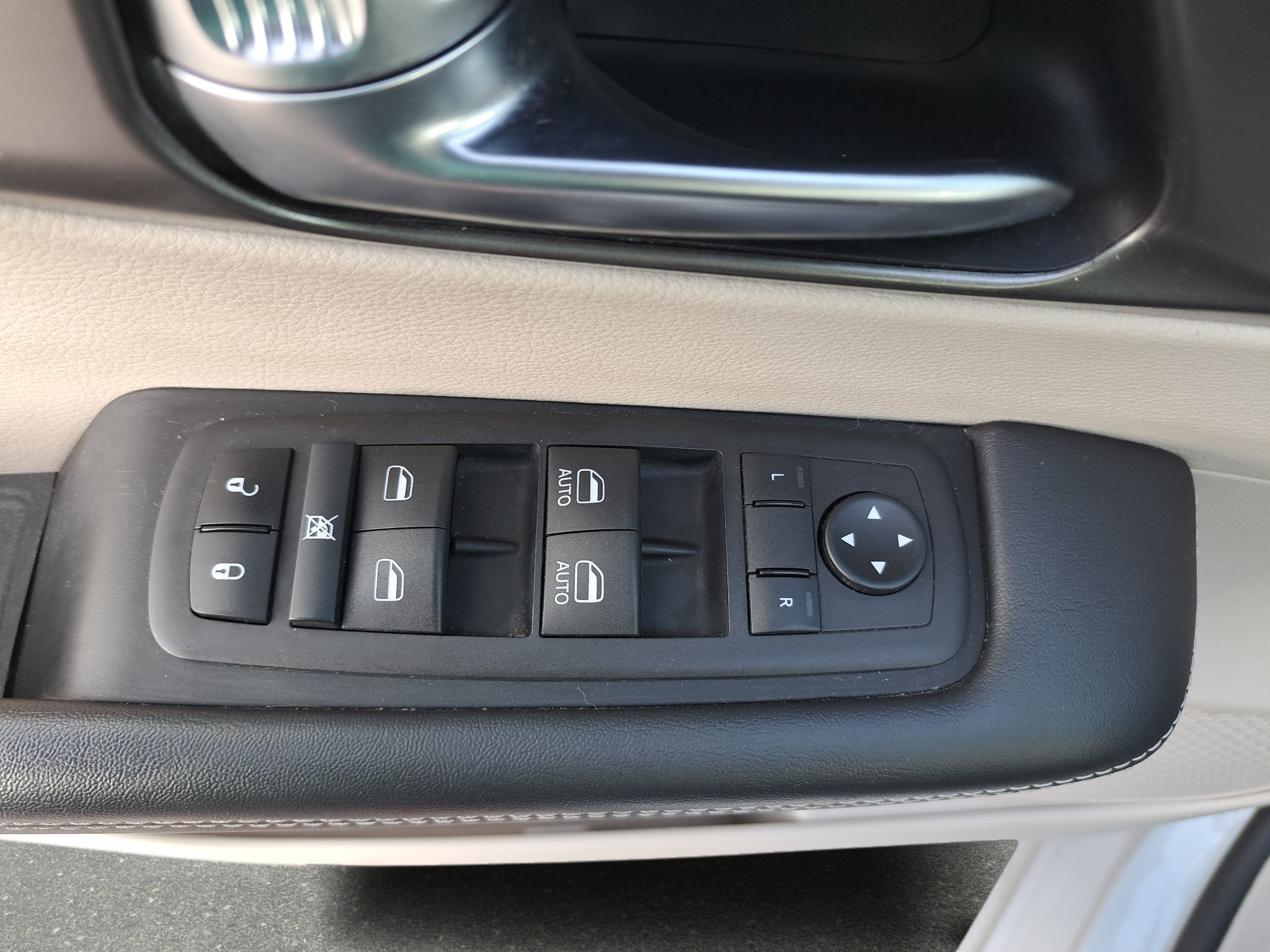 Used 2024 Chrysler Pacifica Touring-L FWD image 29