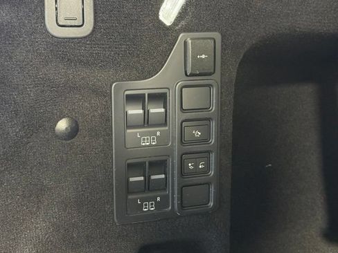 Used 2025 Land Rover Discovery Dynamic SE AWD/4WD image 19