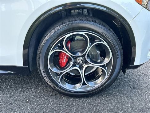 Used 2024 Alfa Romeo Stelvio Veloce image 12
