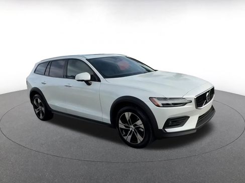 Used 2025 Volvo V60 B5 Cross Country Plus image 2