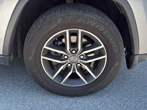 Used 2019 Jeep Grand Cherokee Limited AWD/4WD image 11