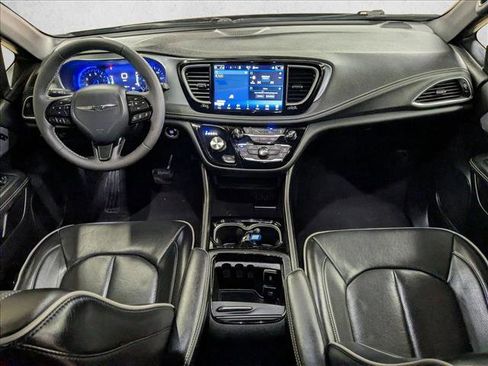 Used 2025 Chrysler Pacifica Limited image 20