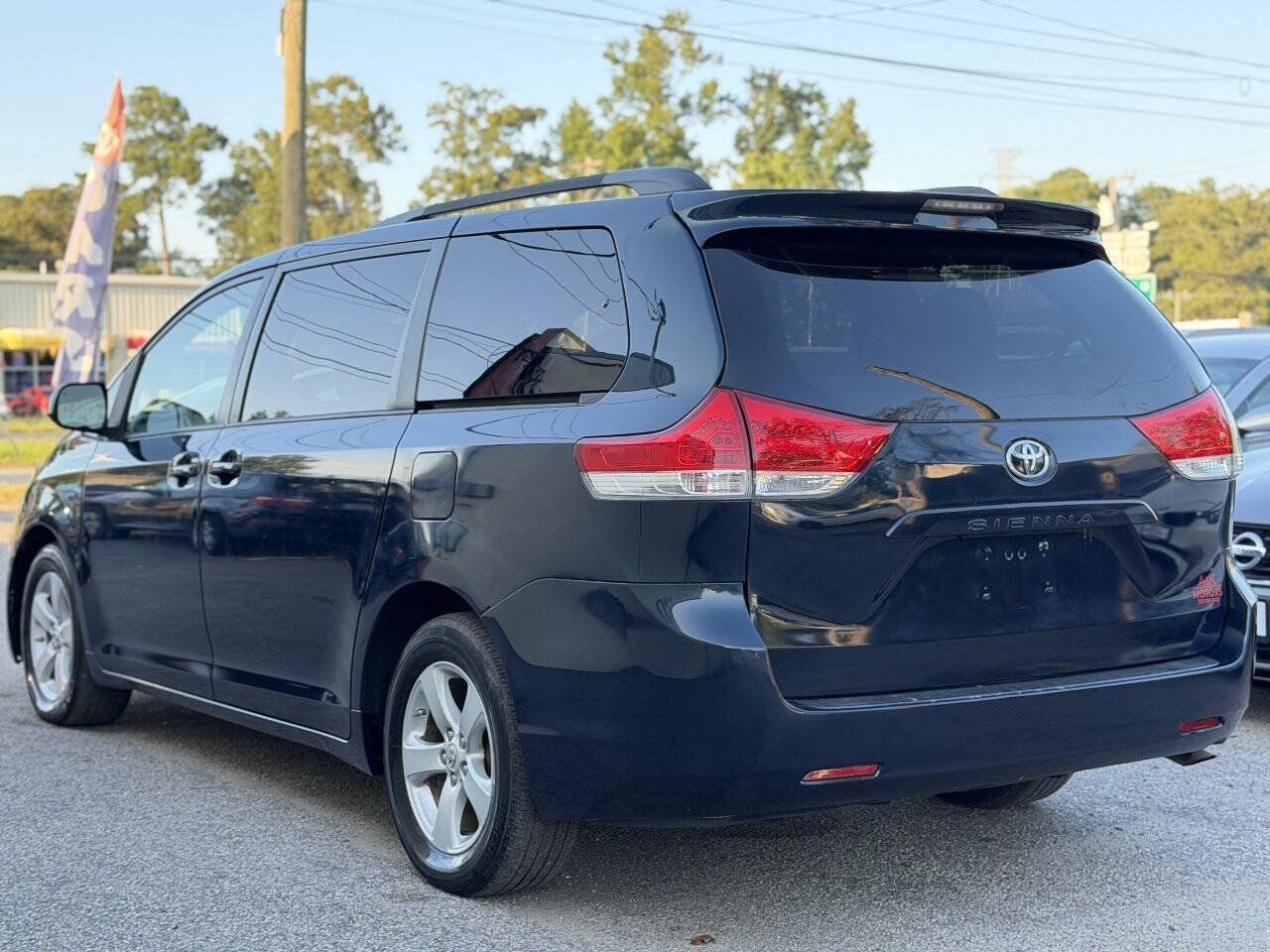 Used 2011 Toyota Sienna LE w/ Towing Pkg FWD image 6