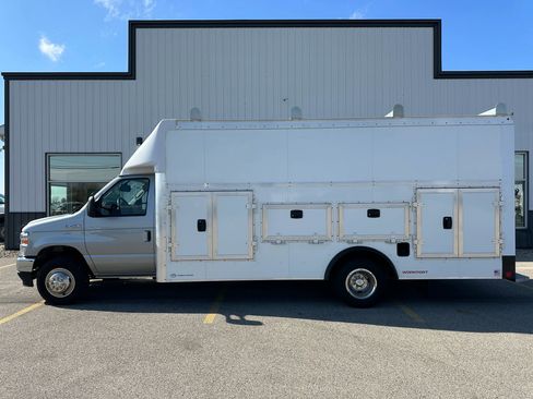 Used 2025 Ford E-450 and Econoline 450 Super Duty w/ Driver's Safety Package image 1