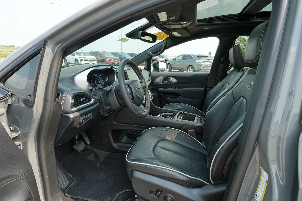 Used 2025 Chrysler Pacifica Limited FWD image 17