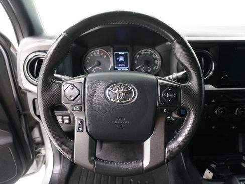 Used 2017 Toyota Tacoma TRD Off-Road w/ Tow Package (A/T) image 15