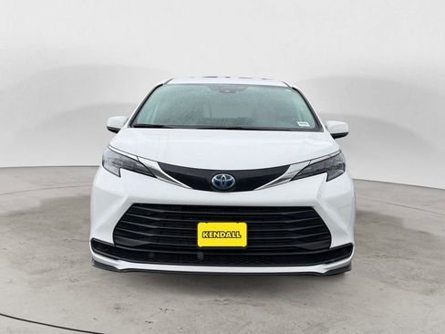 Used 2025 Toyota Sienna LE AWD/4WD image 6