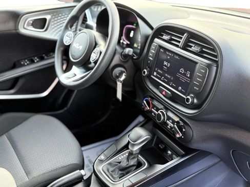 Used 2025 Kia Soul LX image 9