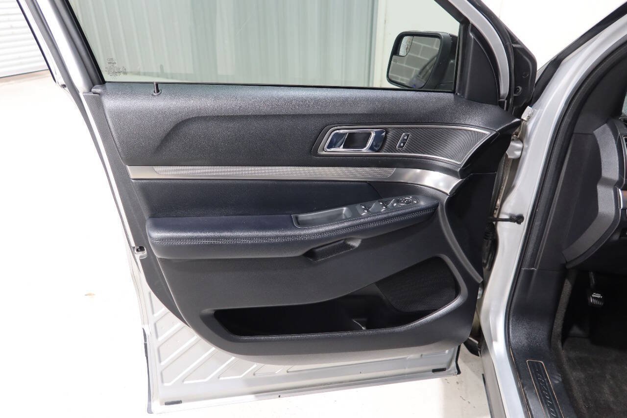 Used 2018 Ford Explorer XLT w/ Equipment Group 201A FWD image 31