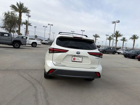 Certified 2021 Toyota Highlander Limited FWD image 6