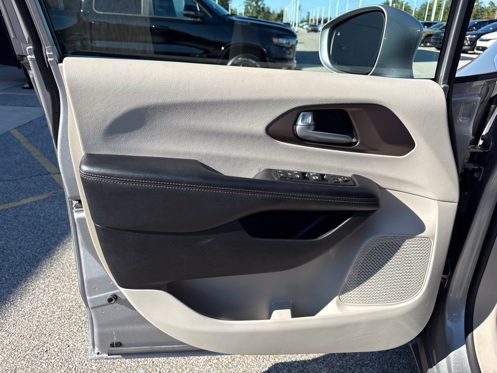 Used 2017 Chrysler Pacifica Touring-L w/ Tire & Wheel Group FWD image 20