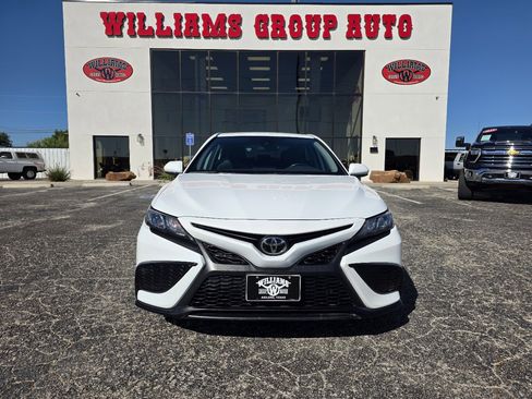 Used 2021 Toyota Camry SE image 2