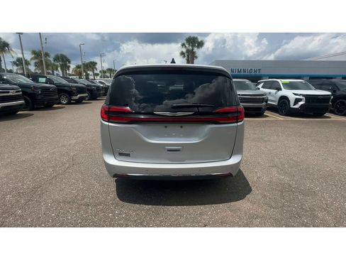 Used 2024 Chrysler Pacifica Touring-L FWD image 3