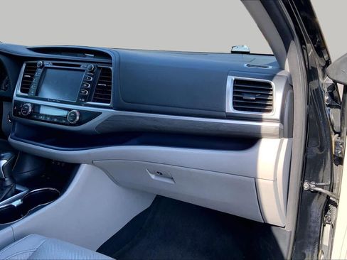 Used 2018 Toyota Highlander Limited FWD image 17