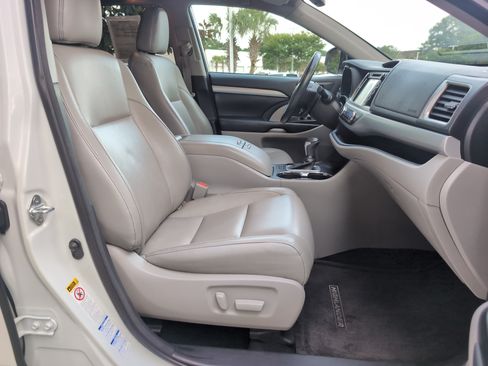 Used 2018 Toyota Highlander XLE AWD/4WD image 34
