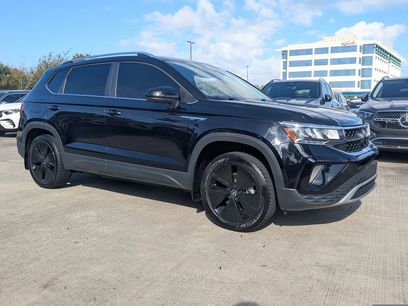 Used 2024 Volkswagen Taos SE w/ Panoramic Sunroof Package