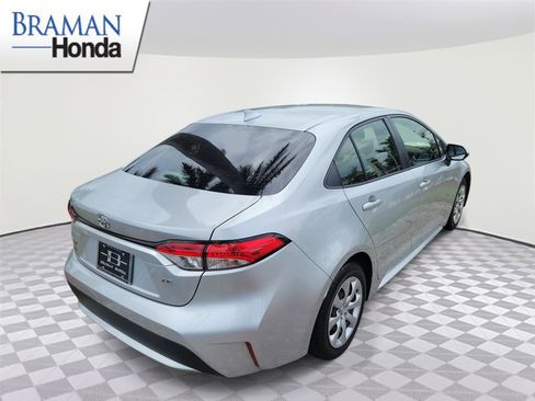 Used 2021 Toyota Corolla LE FWD image 3