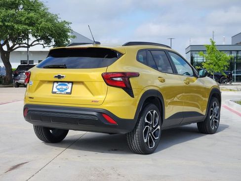 Certified 2024 Chevrolet Trax RS FWD image 3