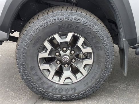 Used 2017 Toyota Tacoma TRD Off-Road image 24