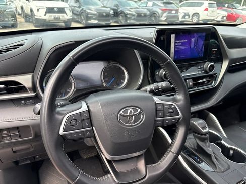 Used 2023 Toyota Highlander XLE FWD image 14