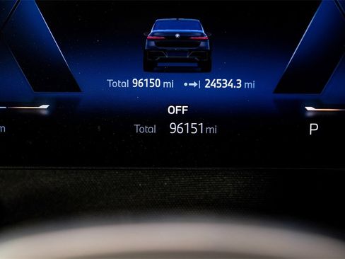 Used 2023 BMW 760i xDrive w/ Executive Package image 17