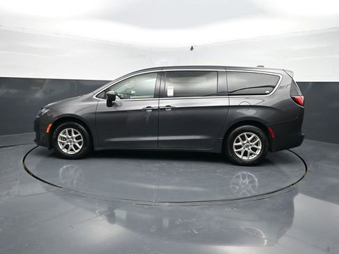 Used 2023 Chrysler Voyager LX image 5