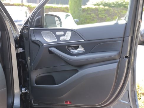 Used 2025 Mercedes-Benz GLE 450e 4MATIC image 7