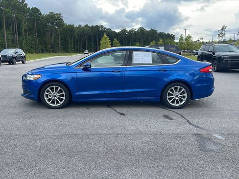Used 2017 Ford Fusion SE w/ Fusion SE Technology Package FWD image 4