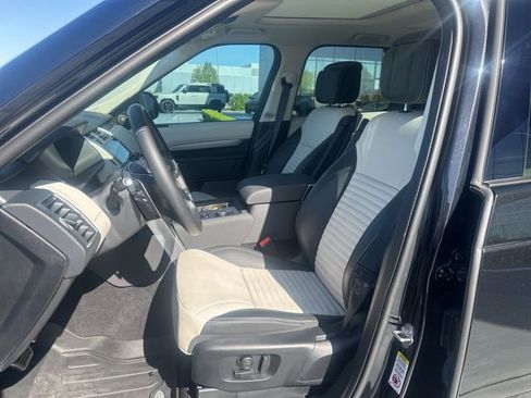 Used 2025 Land Rover Discovery Dynamic SE image 9