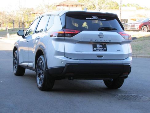 Used 2024 Nissan Rogue SV FWD image 11