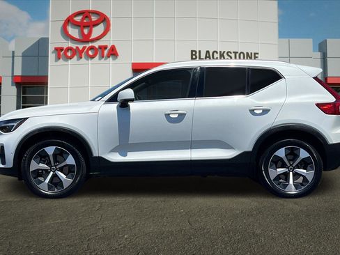 Used 2024 Volvo XC40 B5 Plus AWD/4WD image 6