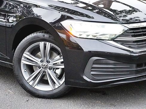 Used 2024 Volkswagen Jetta SE image 4