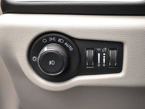 Used 2023 Chrysler Pacifica Touring-L FWD image 22