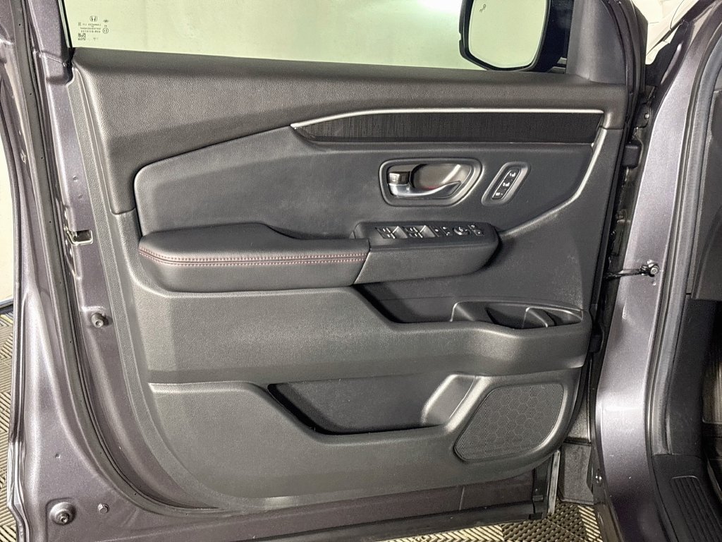 Used 2025 Honda Pilot Black Edition image 10