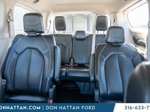 Used 2023 Chrysler Pacifica Touring-L image 18